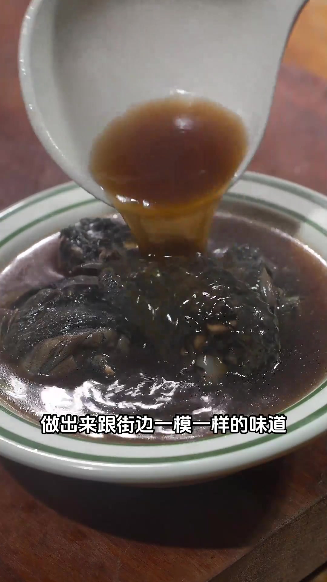 每到冬天我们福建人都爱炖汤,今天分享一个乌鸡汤。加了这几样食材,汤鲜味美太好喝了!