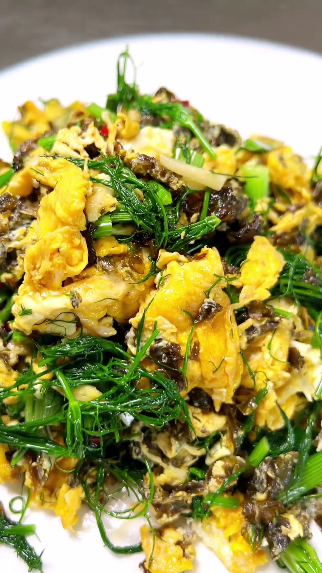 小茴香地皮炒鸡蛋,鲜香浓郁超下饭,做法仅供参考