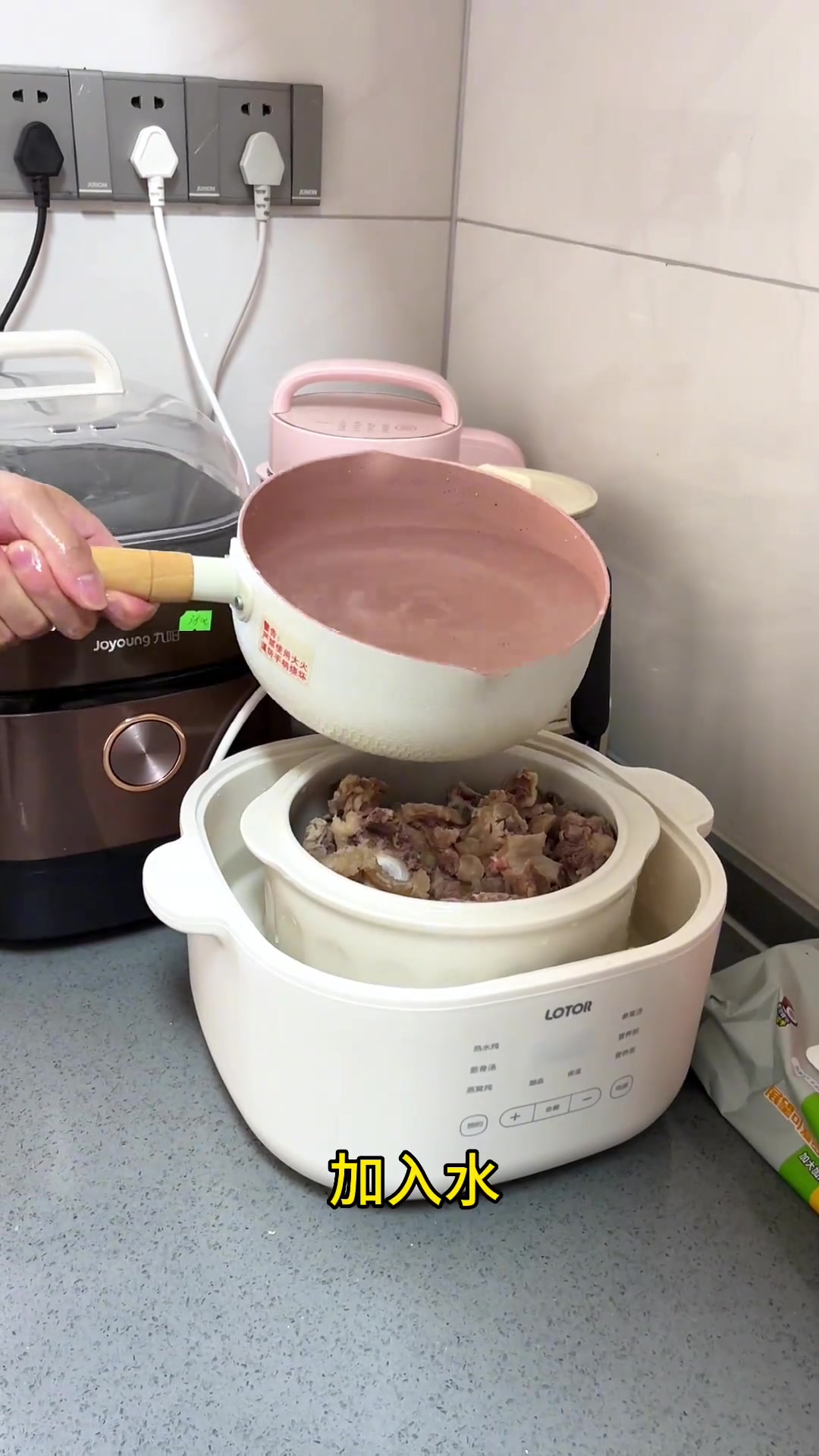 每个月我都会买条牛尾这样煲汤喝～