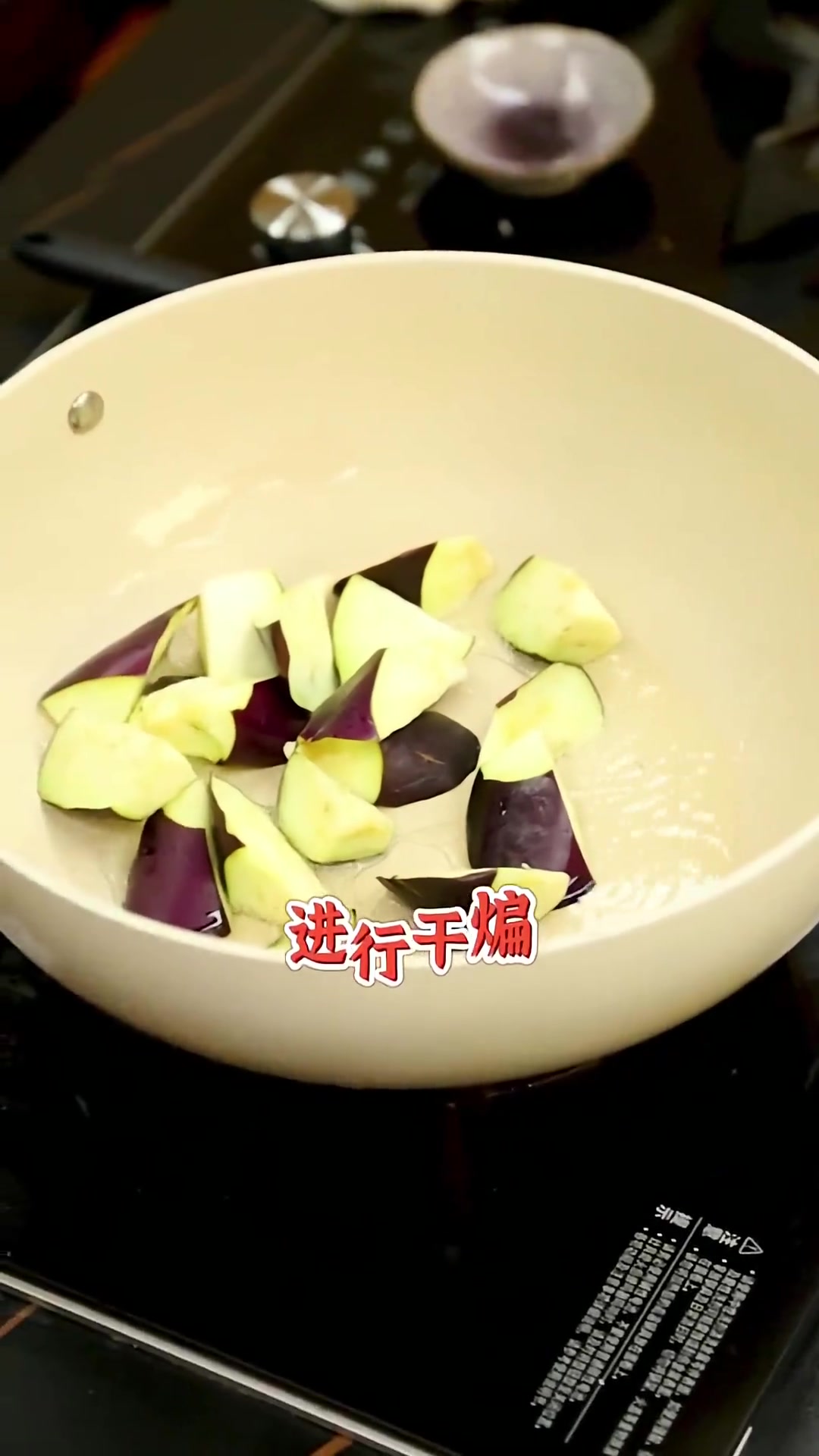 十个人中有九个人都喜欢吃的一道菜,老郝把这个不用油炸的地三鲜分享给大家,鲜味十足!