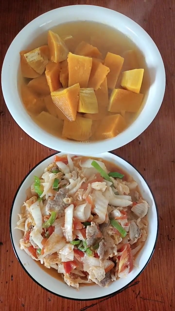 今日份一人食:南瓜汤、白菜炒番茄肉片青椒