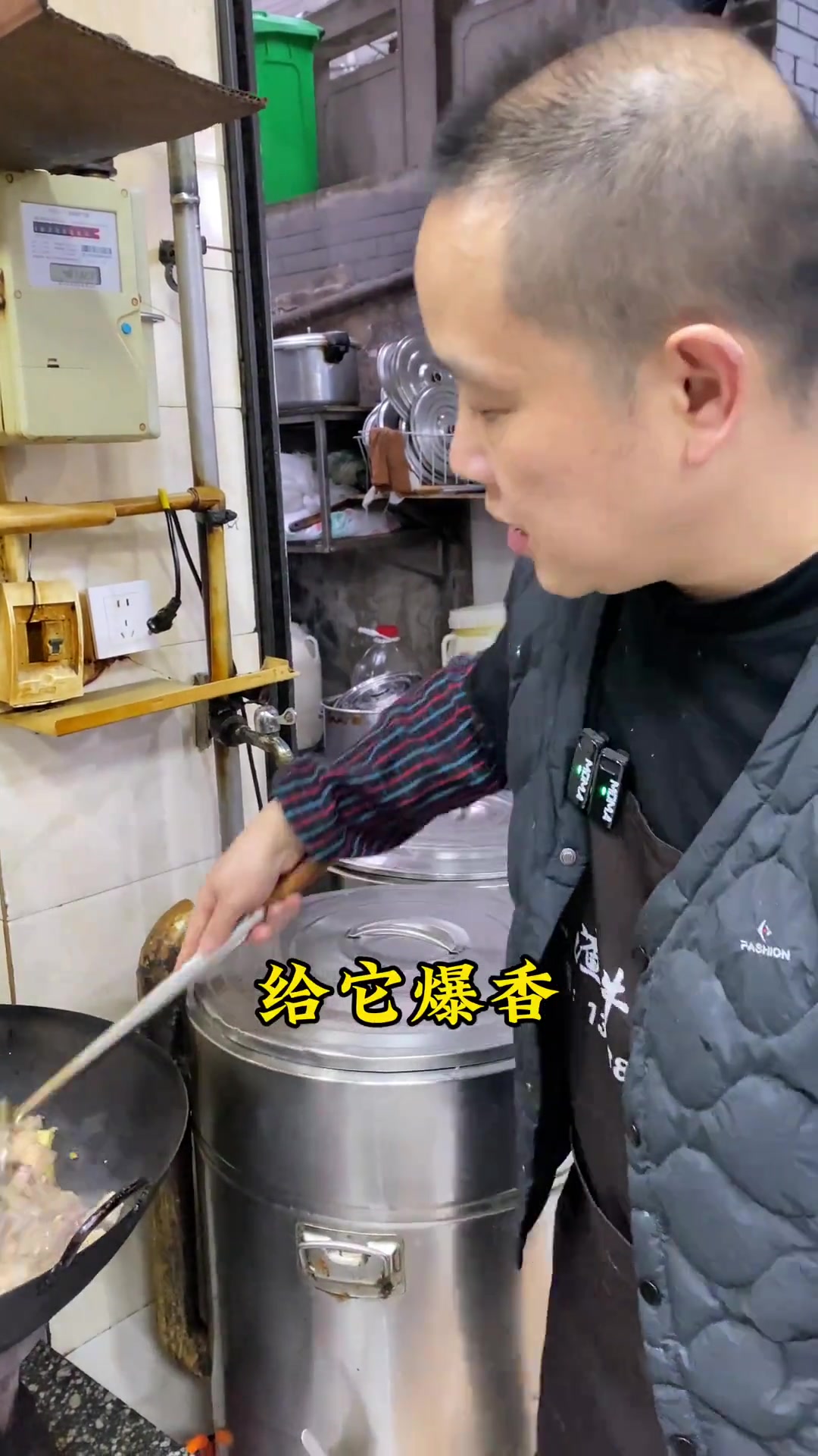 老咸菜烧肉，以前在农村经常吃，还是熟悉的味道