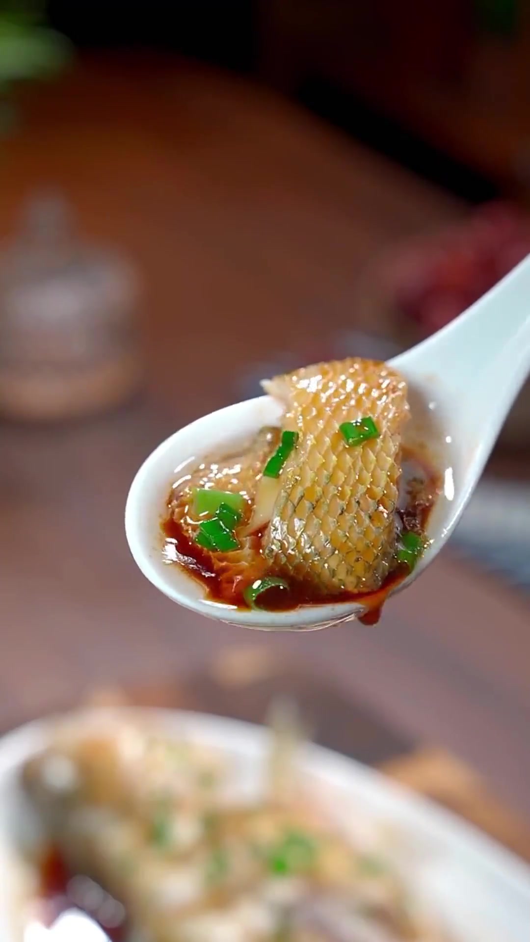 清蒸鱼做法大揭秘!先泼油还是先淋汁,看这里!