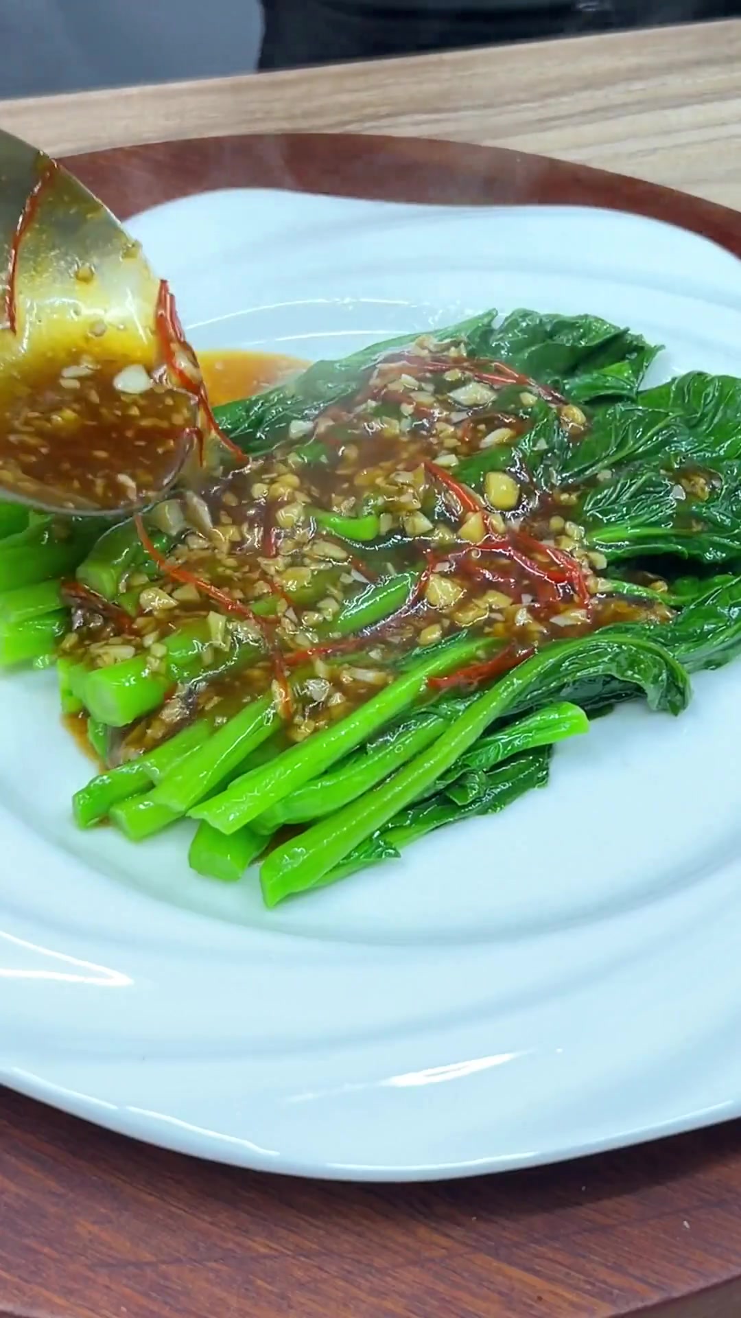 今天来做鹅油菜心，看这做法超简单！