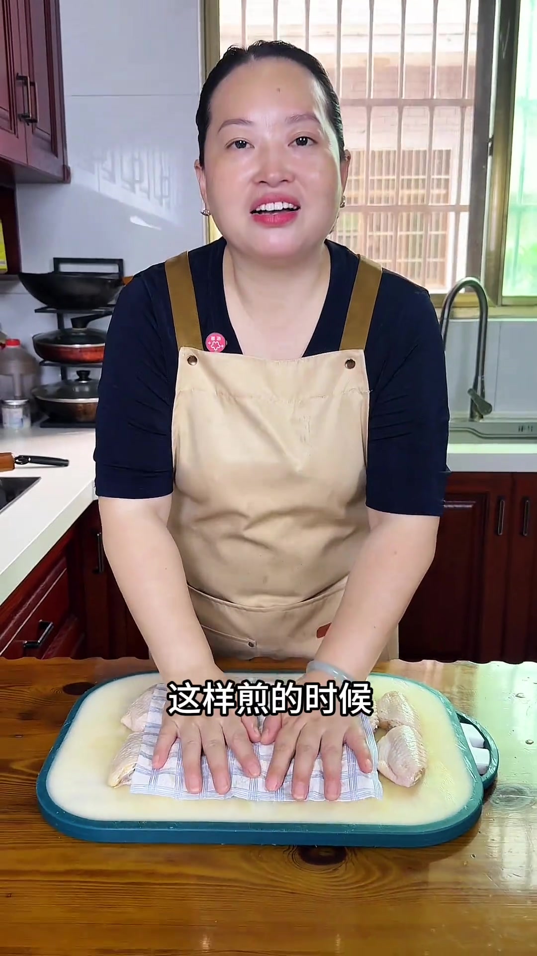 按照这个详细步骤和要点操作,你也能做在家轻松做出咸蛋黄香气扑鼻、外壳酥脆掉渣、内里鲜嫩多汁