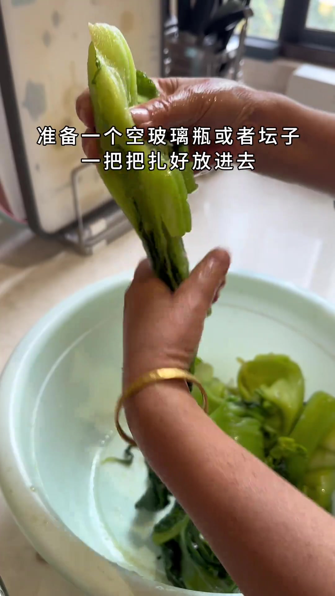 今天分享酸菜的腌制方法，没有想象那么难，腌好后口感酸脆又爽口，煮酸菜鱼，烫火锅都非常好吃