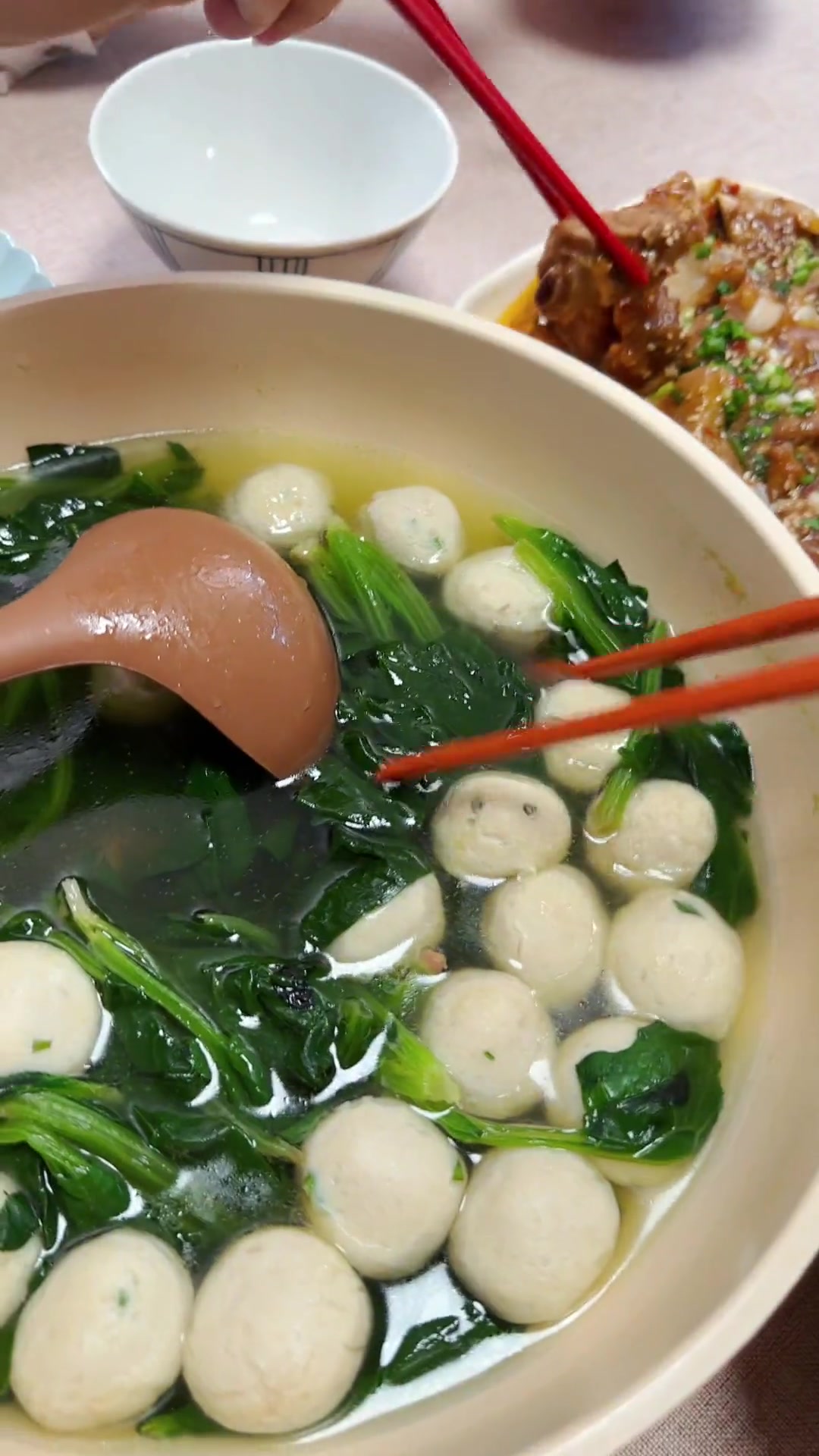 李锦记，蒜蓉辣椒酱，我的乖乖，我们喜欢吃，但是球球不爱吃，所以说好的一批还是难吃一批，真的