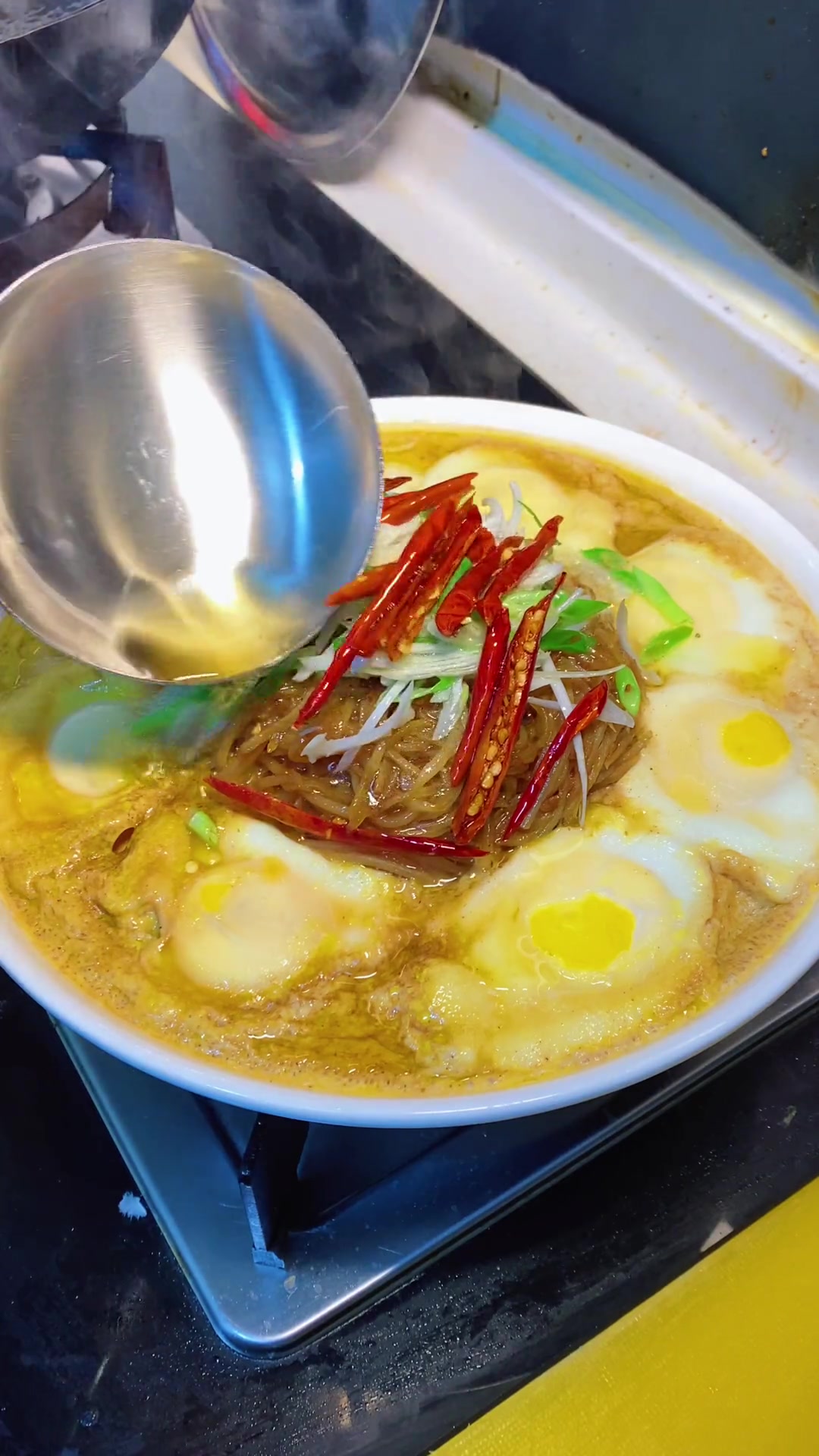 东北特色土豆丝做法，独特好吃，连饭带菜一锅出！