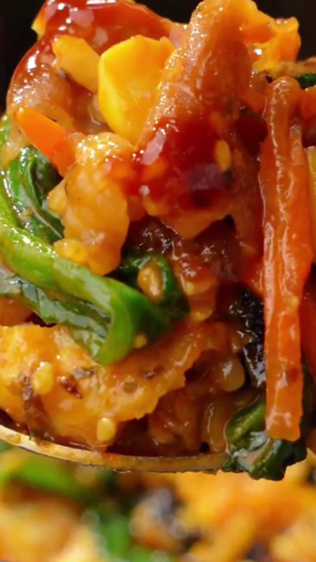 用腊肠等食材做石锅拌饭，简单又美味！