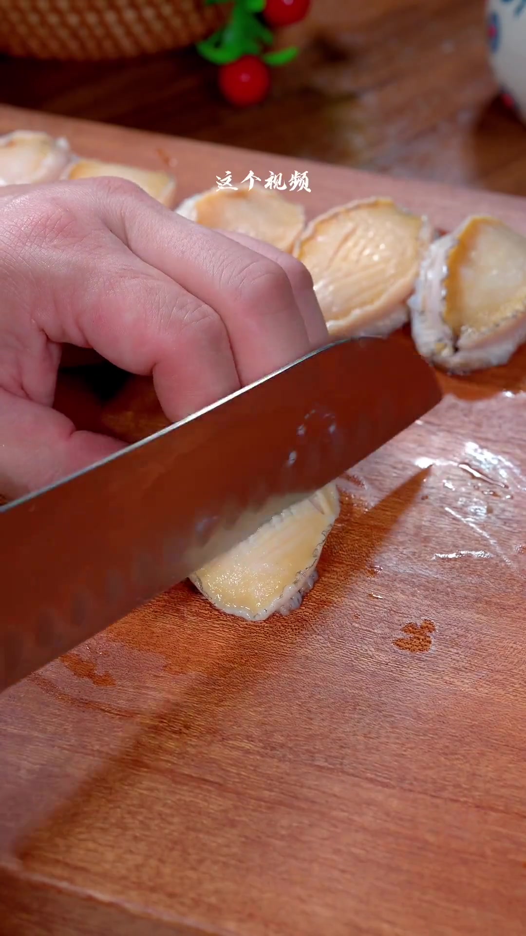 家里来客人，我就做蒜蓉粉丝蒸鲍鱼招待，鲜香好看