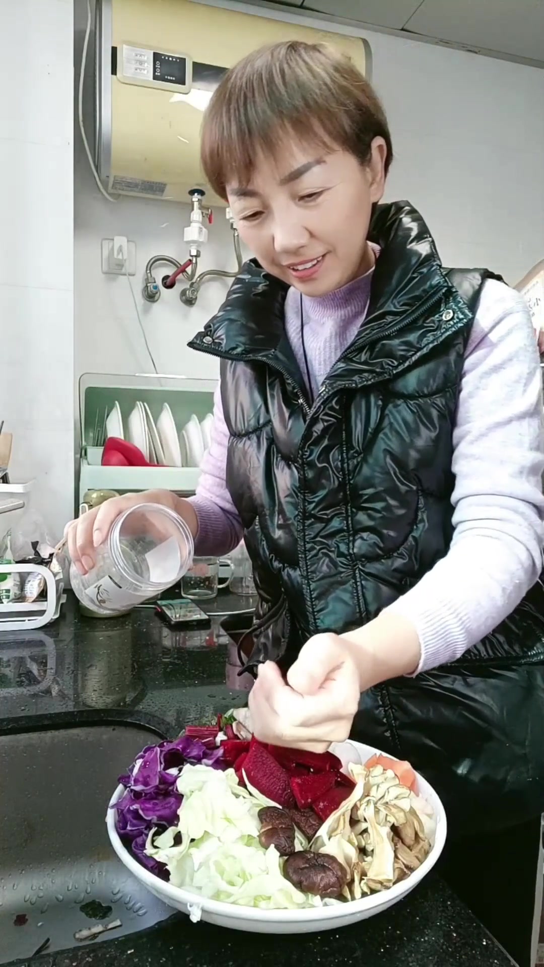 用甜菜根做的蔬菜汤很好喝，我每天都会放一点