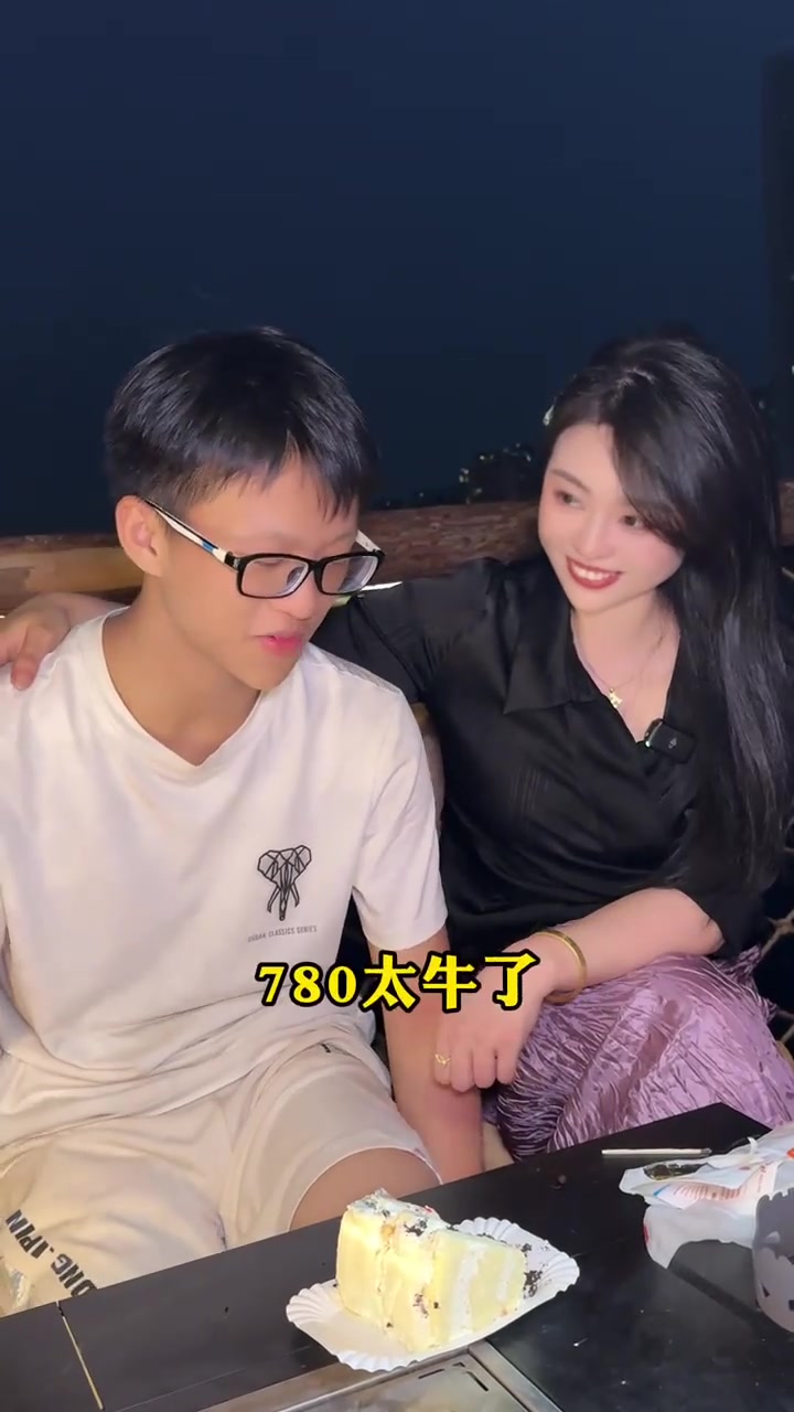 老二的生日撞上中考，当妈的当然也要提前安排！家里人多就是好，每个月都有吃不完的蛋糕