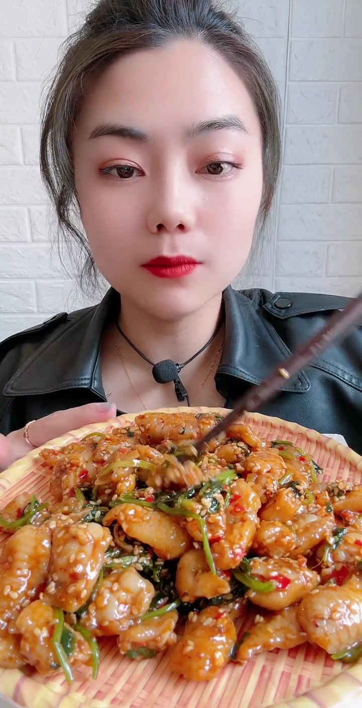 香辣鸡脚筋,和大杂烩嘎嘣脆一样的口味,但是比杂烩里面的更好吃,更入味