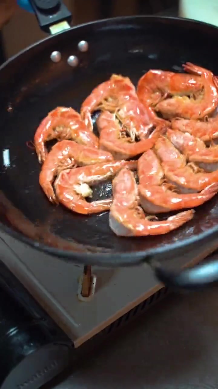 分享油焖大虾做法,教你如何煮虾调汁