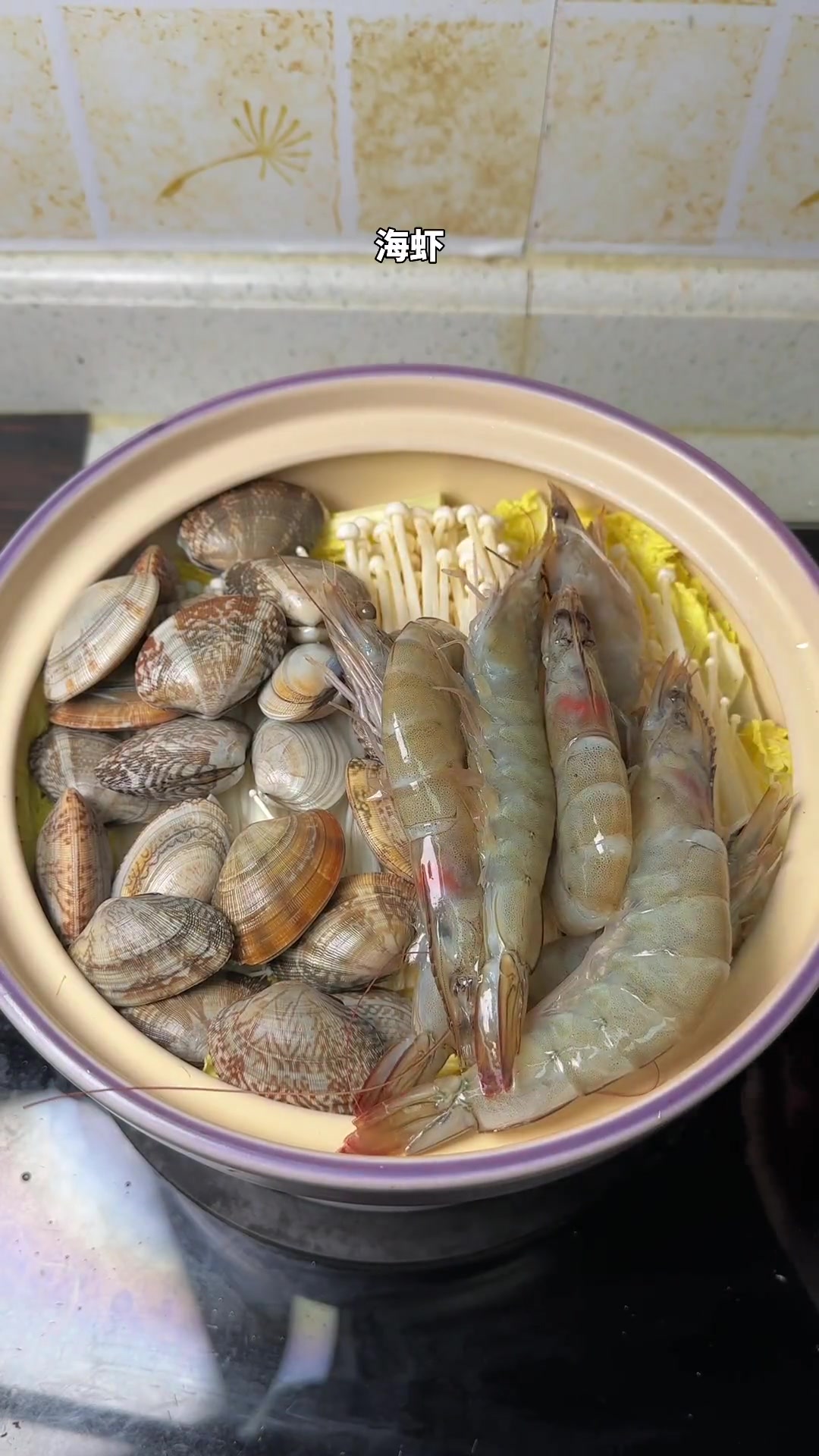 在家来上一锅酸汤三鲜，汤浓味道鲜美，非常美味