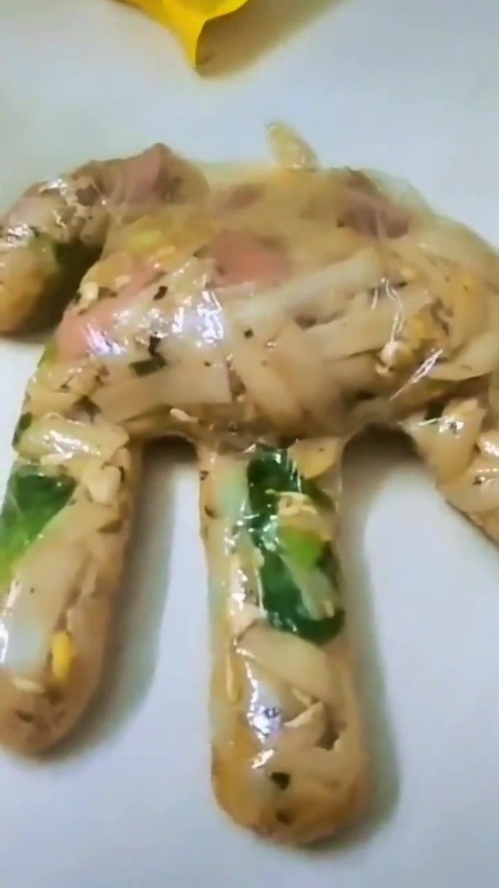 外卖炒粉盒子坏,这装法咋给好评?