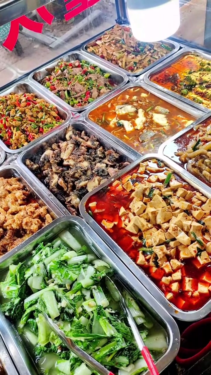 开饭了，云贵川渝口味，有牛肉面，有贵州特产绿豆粉和米线