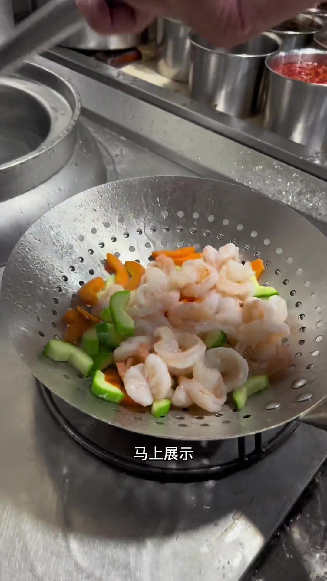 做刘夏仁啦!青夏仁开背调馅,黄瓜胡萝卜这样弄