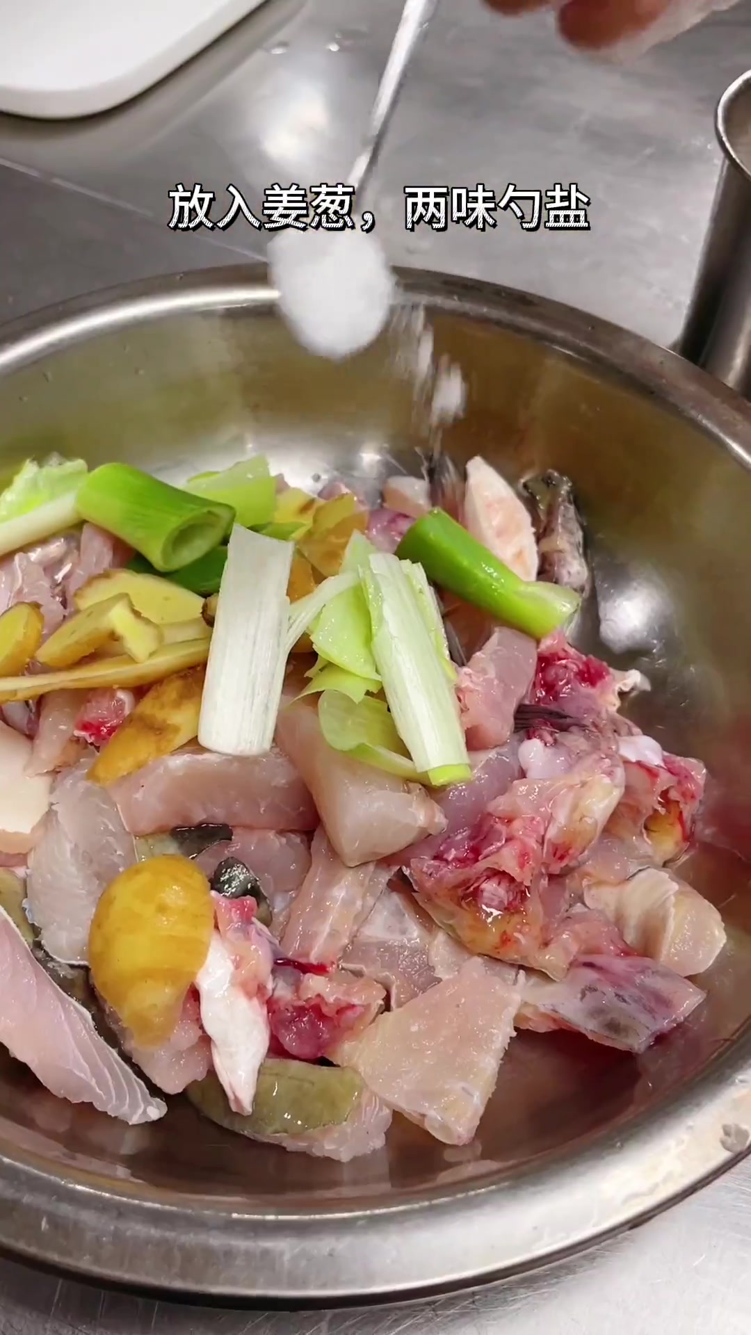 肥鱼是我们宜昌市一大特色，它也叫鮰鱼，是宜昌必吃的首选，入口即化无刺，鱼肉嫩白，鱼皮肥美，