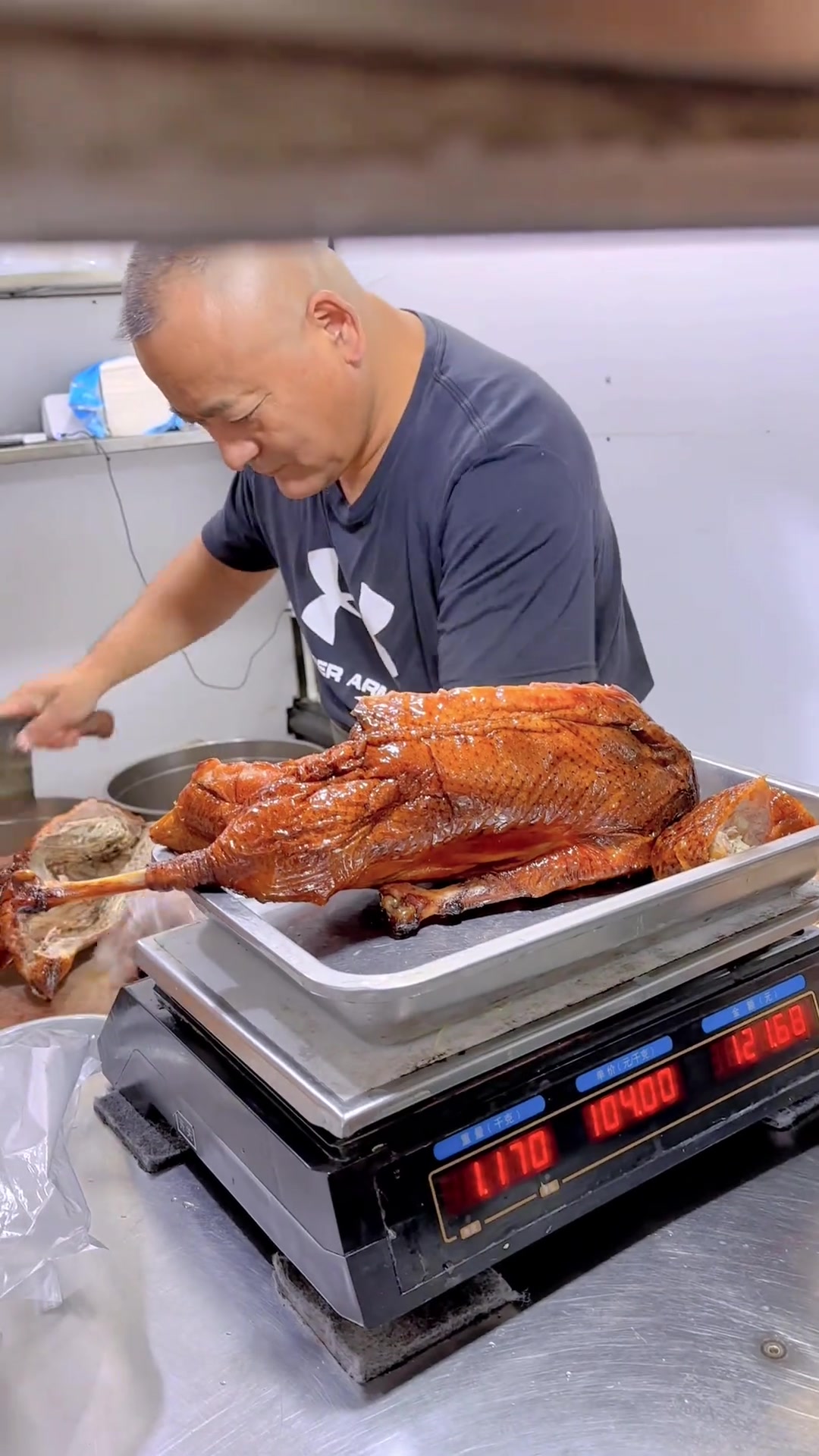 来镇江必吃螃蟹与盐水鹅！