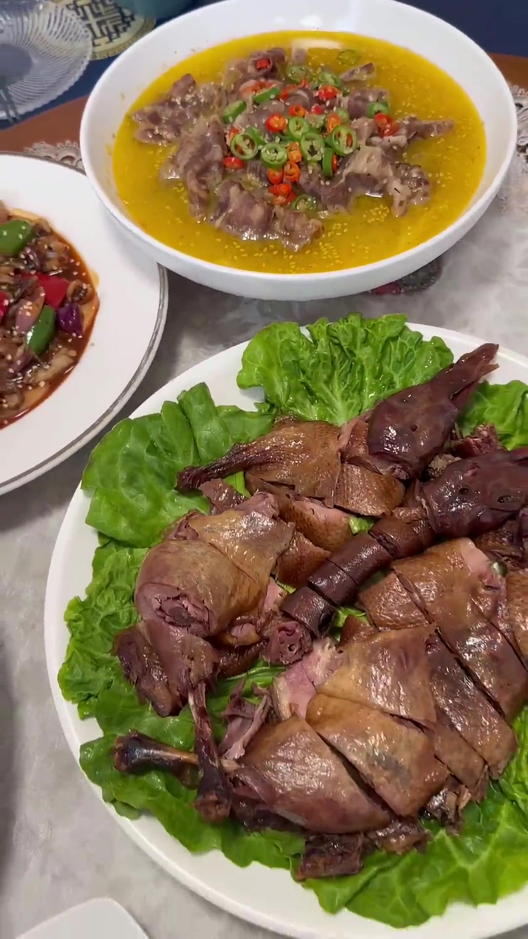 今日菜谱:蒜香排骨,春笋雪菜炒肉丝,爆炒鱿鱼须,金酸汤肥牛,温州酱鸭,红烧黄骨鱼