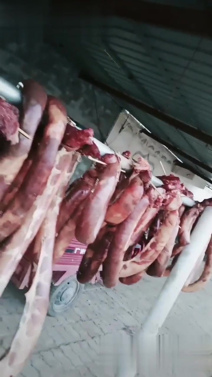 哈萨克传族统手工制作熏的马肉,天然草场放养的马,经过腌制后再风干,味道鲜美,香松股有的道味