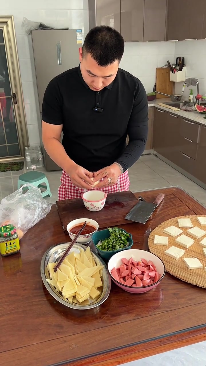 臭豆腐配烤冷面,自己在家做炒冷面,简单好做,大人孩子都爱吃