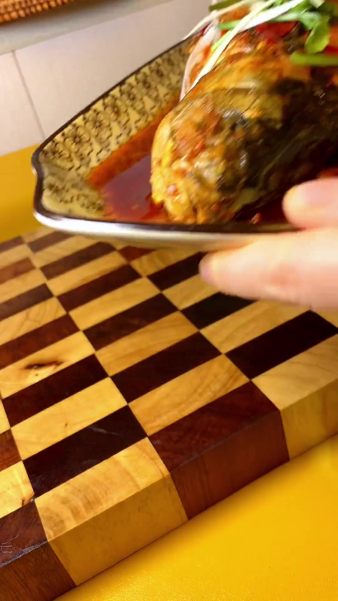 今天给家人做了红烧鱼,清炖羊肉,虎皮辣椒,凉拌菜心