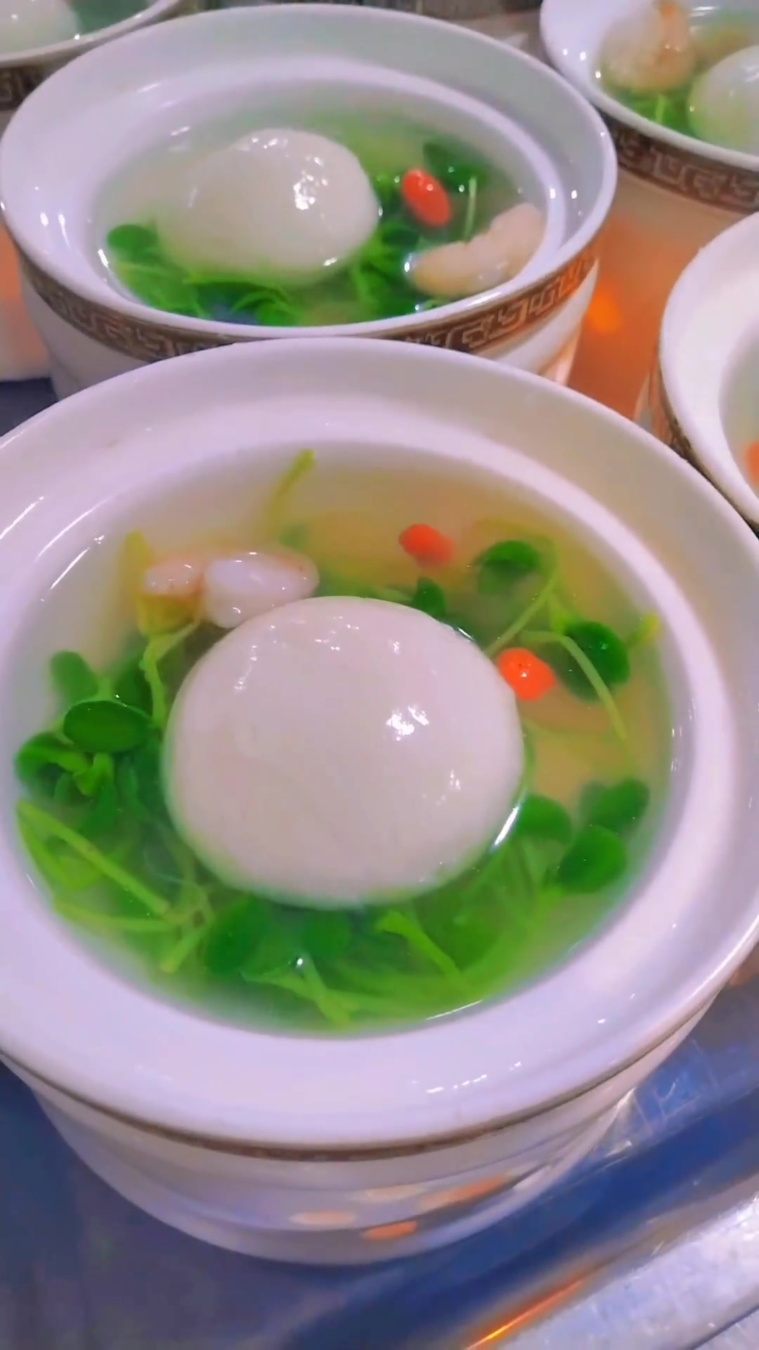 豆苗大汤圆原料:豆苗,荠菜大汤圆,虾仁,枸杞子
