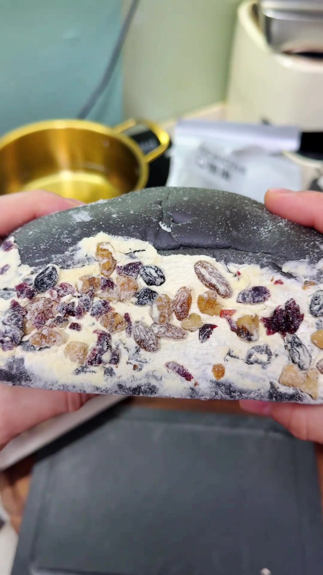 早上好！今早吃黑金坚果奶酪大面包！