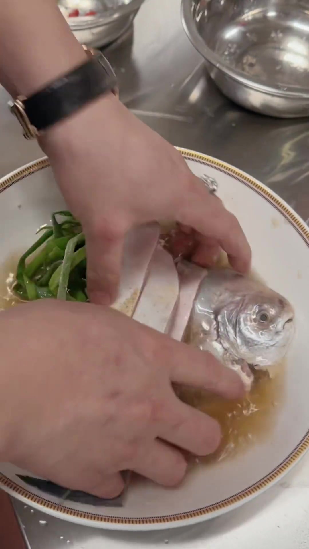 干煎斗鲳鱼肉细嫩，闻起来有浓郁的海鱼清香。将其炸至金黄，外酥里嫩，咬上一口香气四溢！