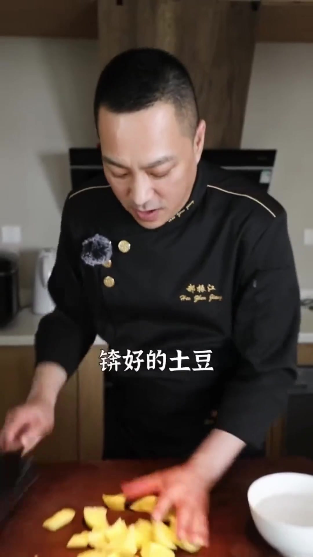正宗新疆美食大盘鸡在家制作如何做到经济实惠?土豆和详细的配料比例必不可少!