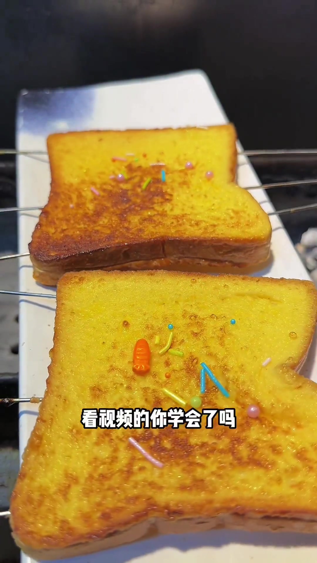 吃烧烤女孩必点菜品奶香面包