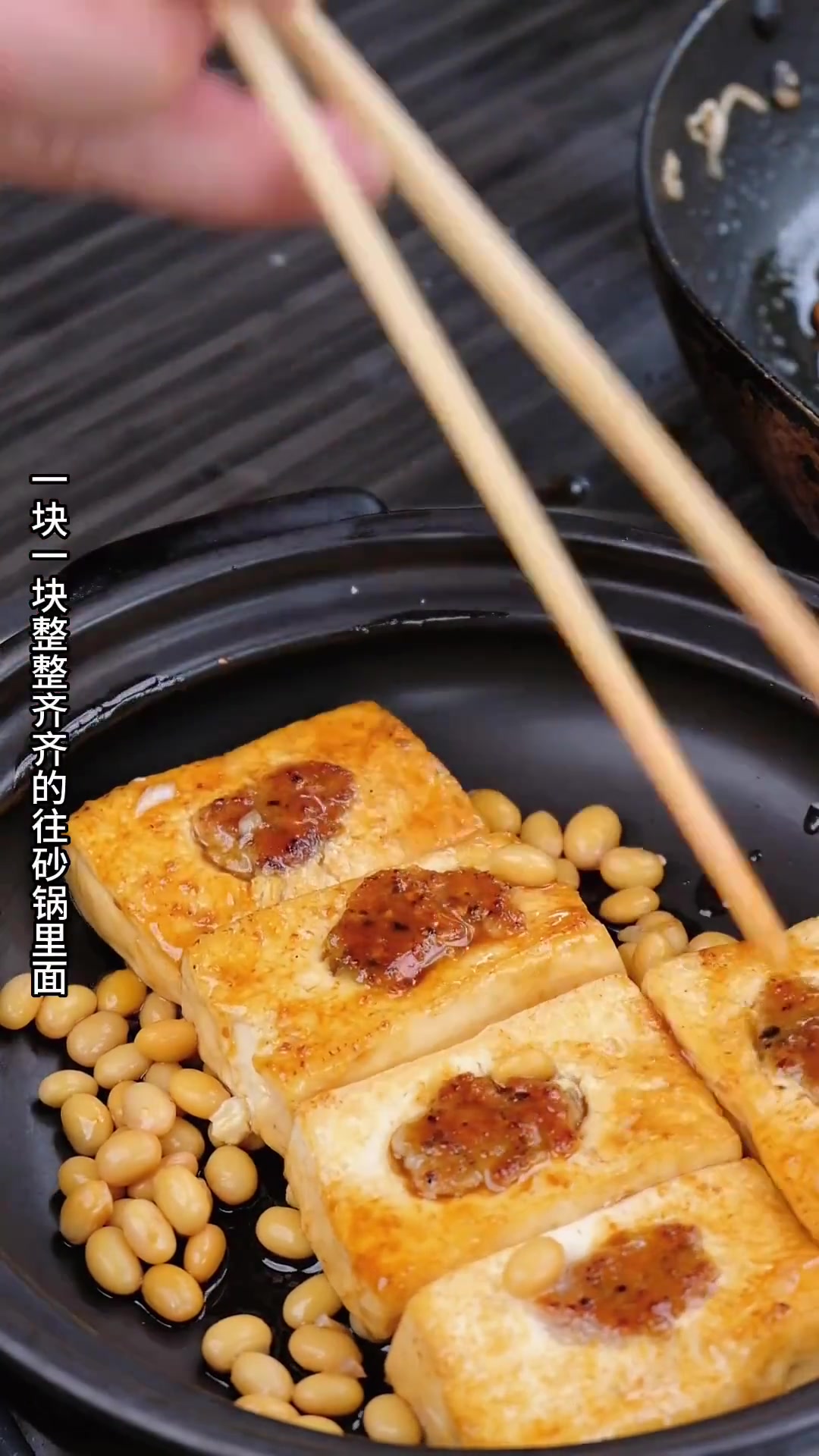 客家酿豆腐是客家饮食文化中极具代表性的一道传统名菜之一,成菜后,鲜嫩滑香,营养丰富,入选广