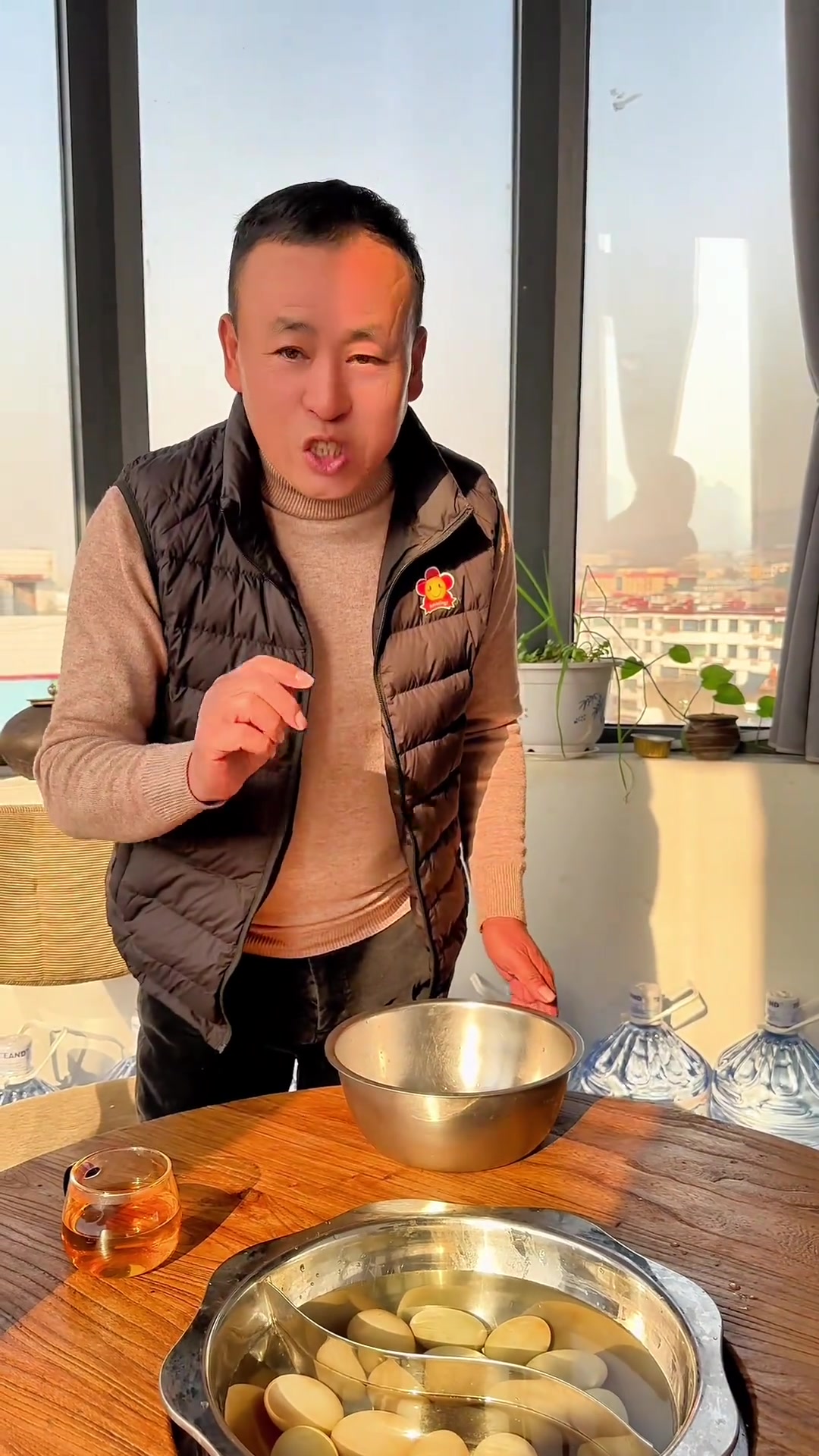 这个用茶叶和草木灰腌制的土鸭蛋，就是好吃