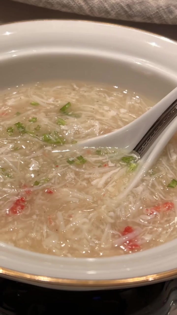 天气阴沉，拖着疲惫的身体赶到南京，江南灶·云府的晚餐赶走了疲劳温暖了我。菜式不多，样样精彩