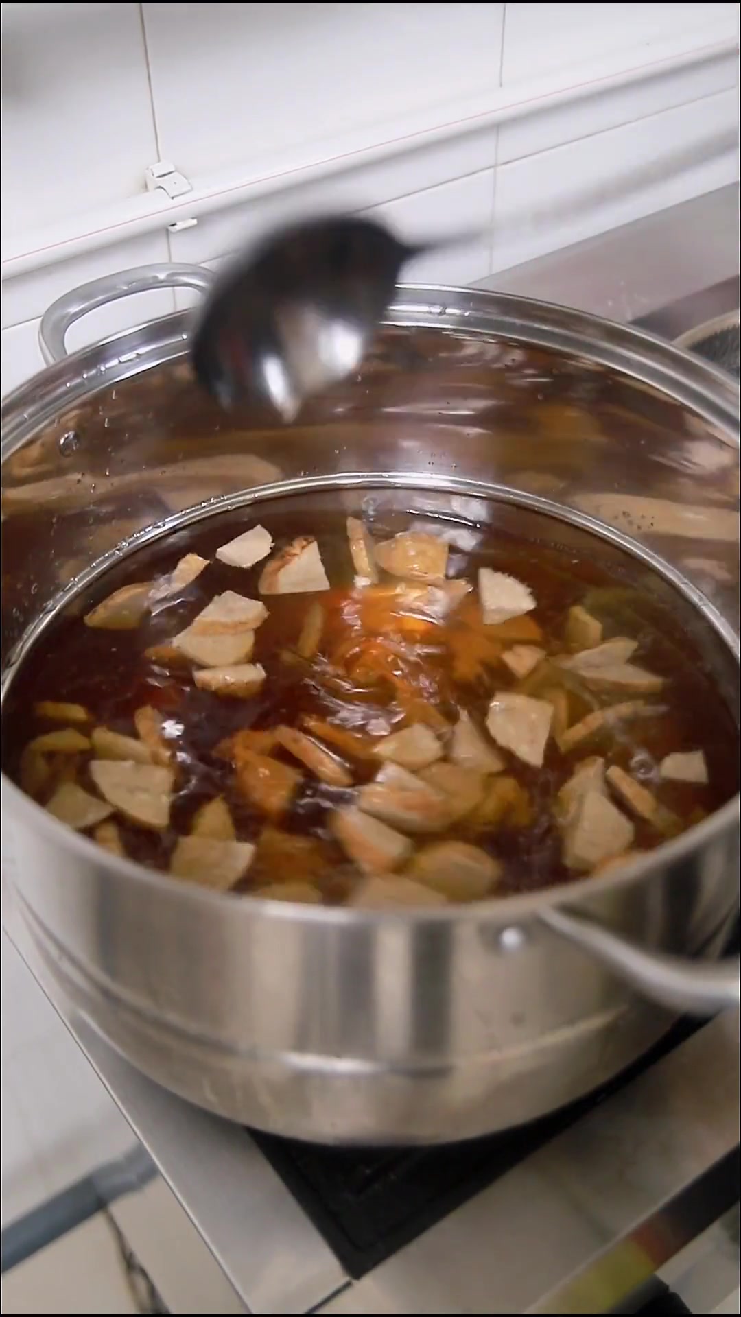 在没有煮丸子汤的情况下怎么样才能在家吃到肉丸子面条呢，方法分享给大家，小两口下了班，十分钟