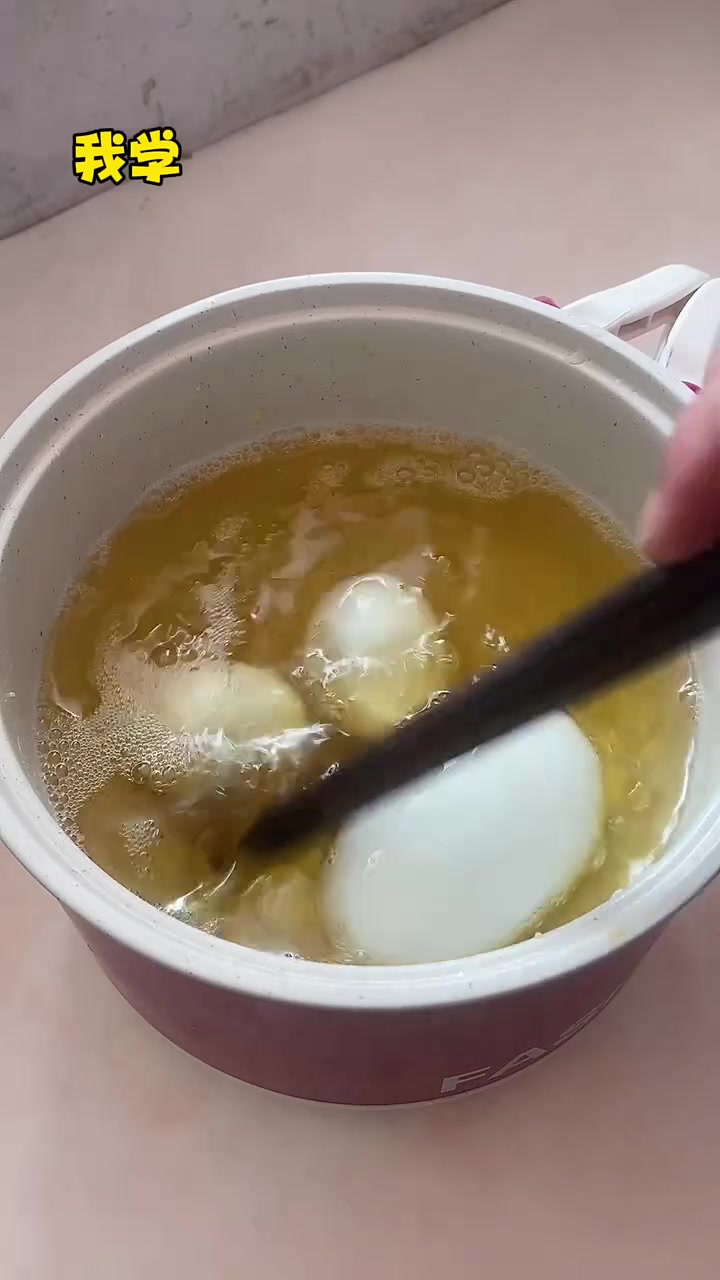 炸虎皮鸡蛋只需6秒,多一秒就爆炸,出锅啦!