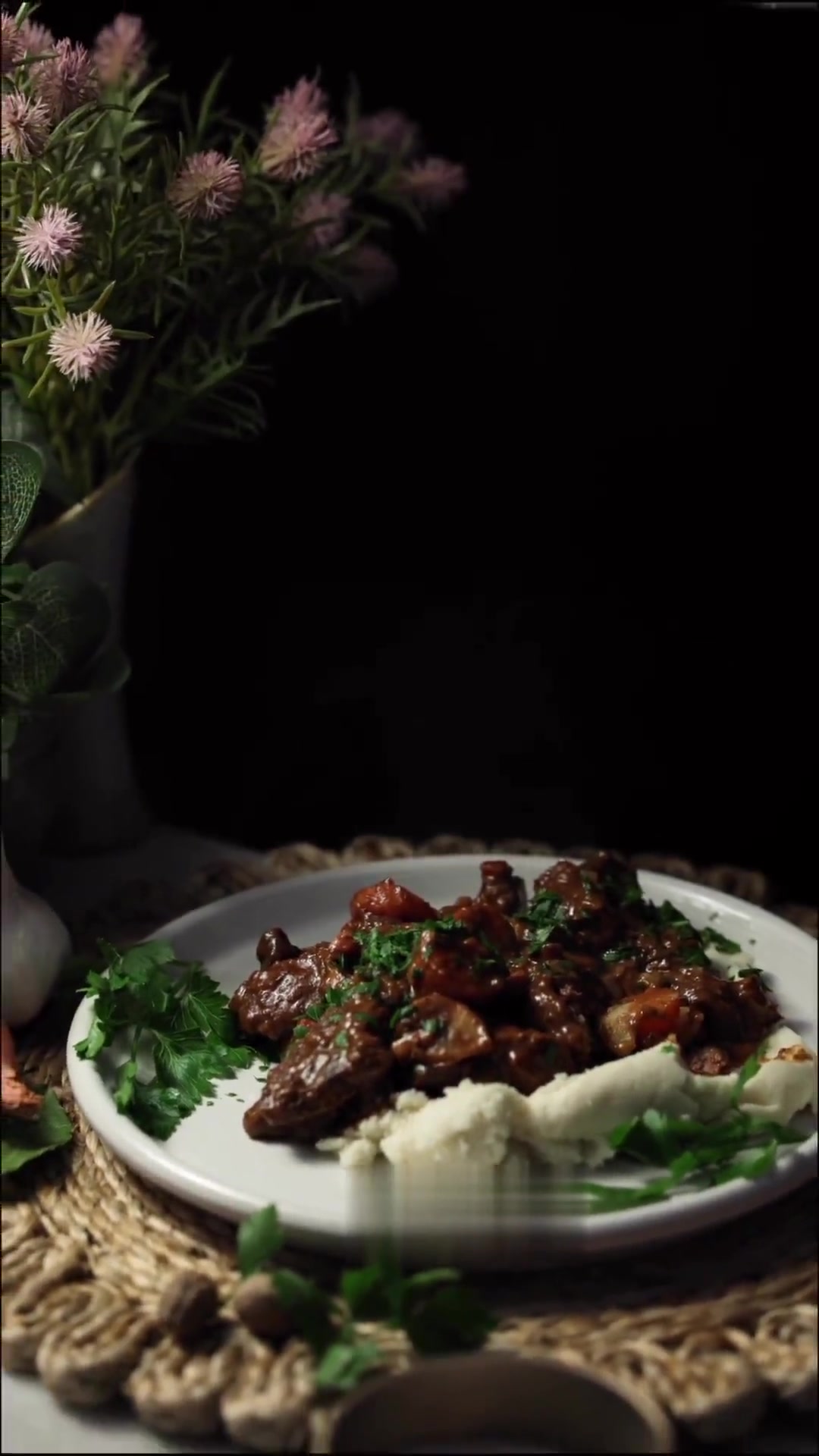 「布吉尼翁牛肉」Bourguignon是法国传统菜肴,通常用牛肉腿肉或牛腱肉,切成块状,然