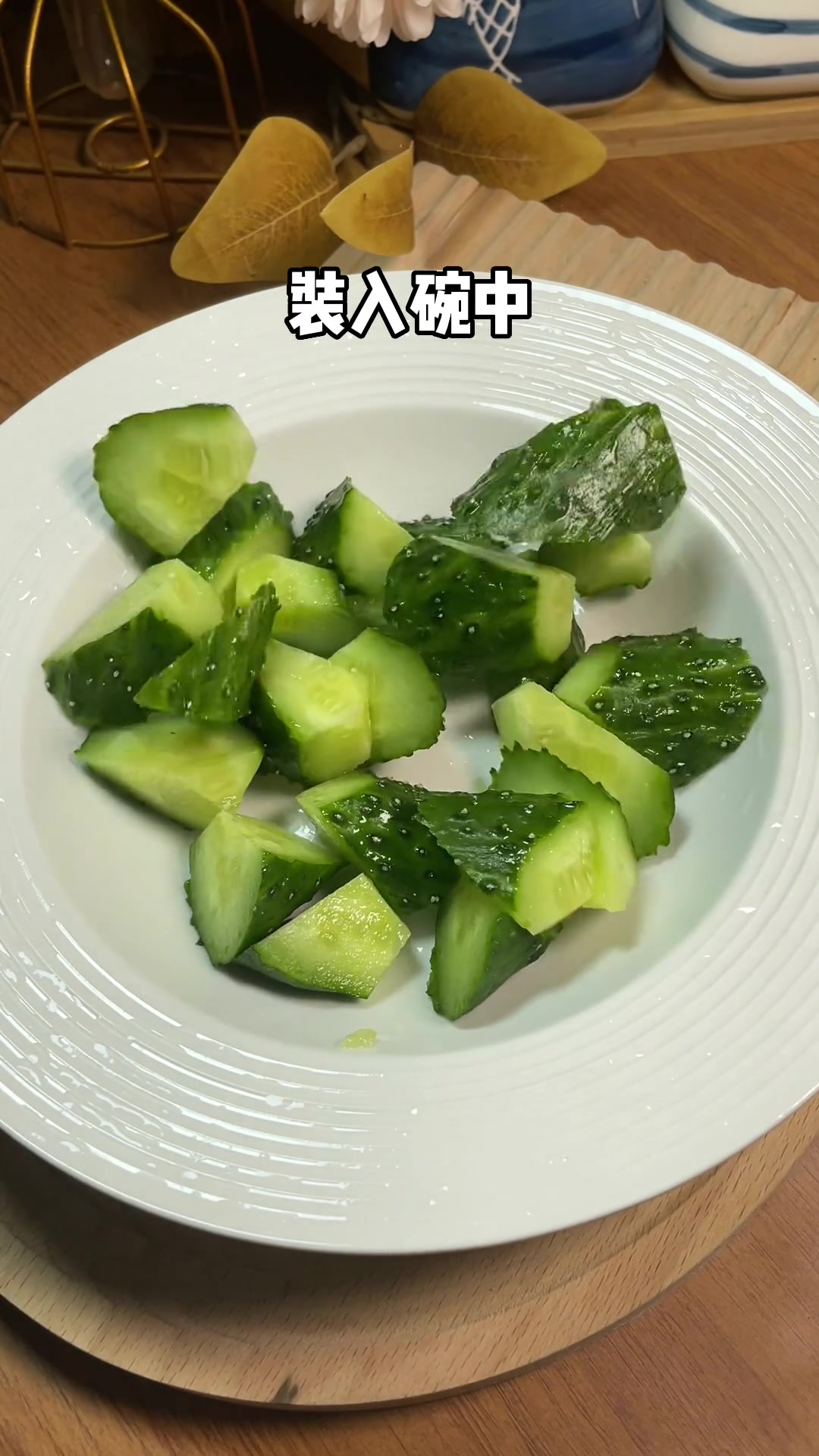 水煮蛋配生黄瓜加黑胡椒调料,好吃,快试试!