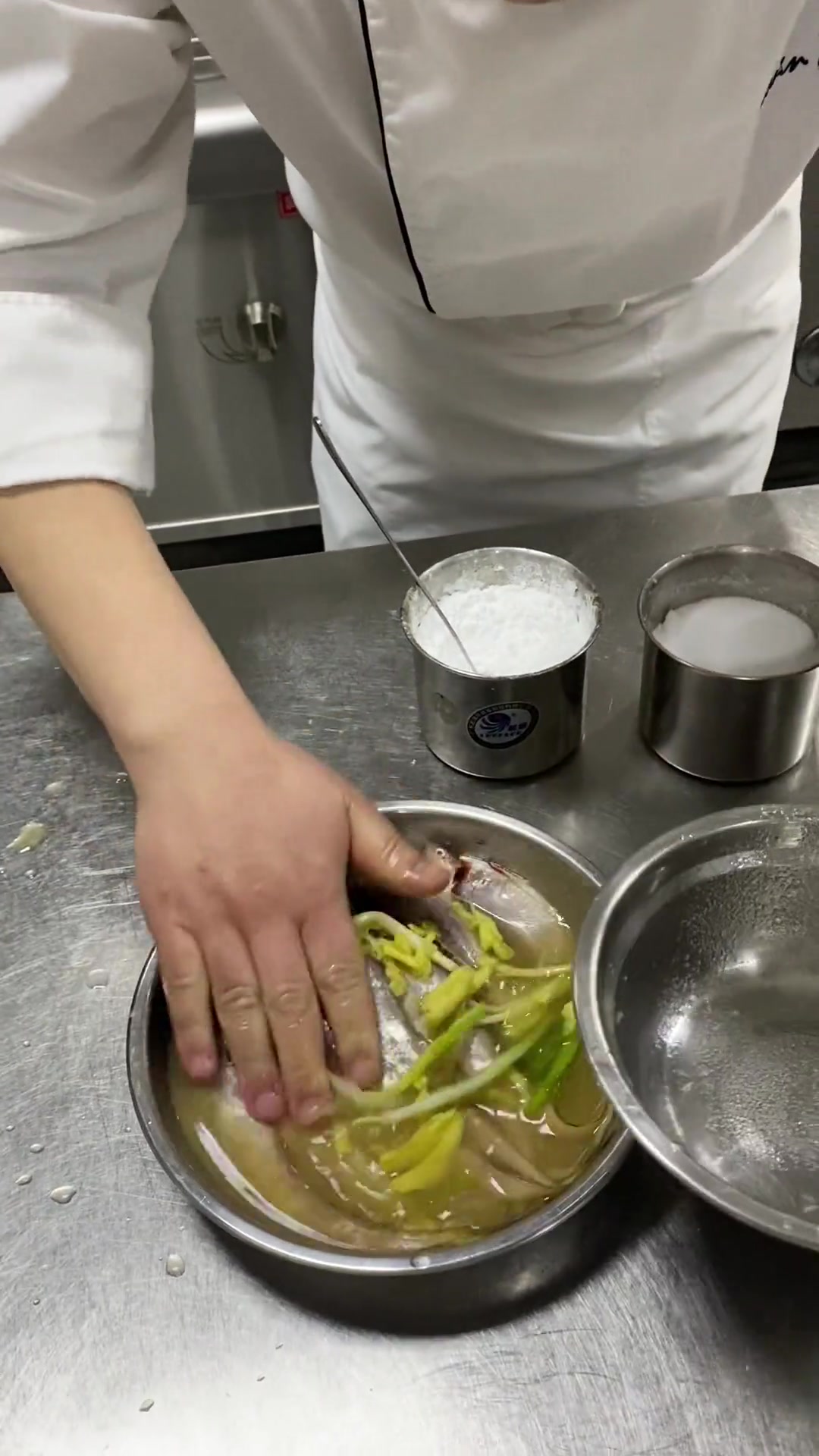 清明刀鱼贵?试试便宜又肥美的椒盐西苗鱼做法!