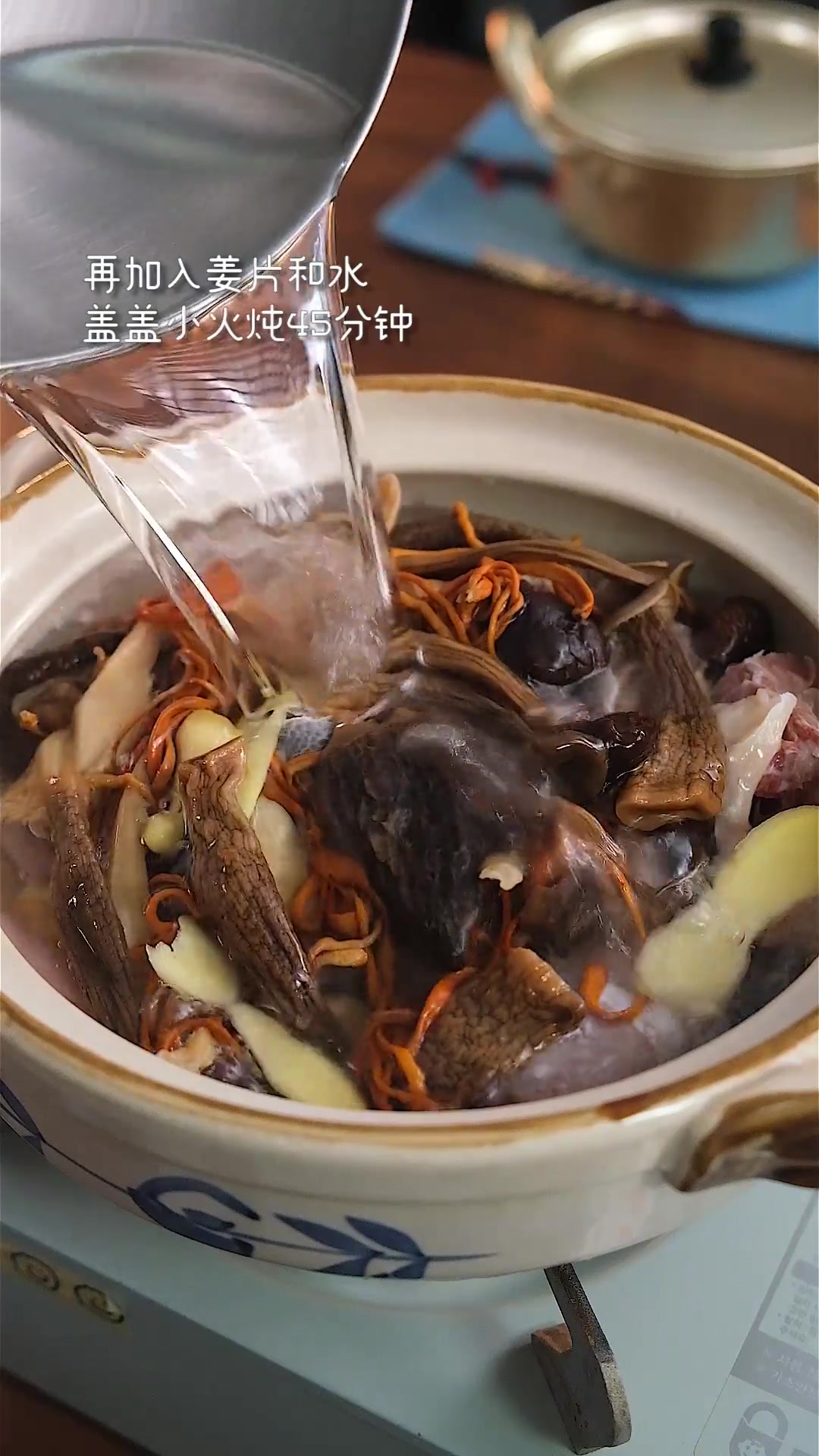 这是我家每周都要炖的菌菇鸡汤,汤鲜味美太好喝了