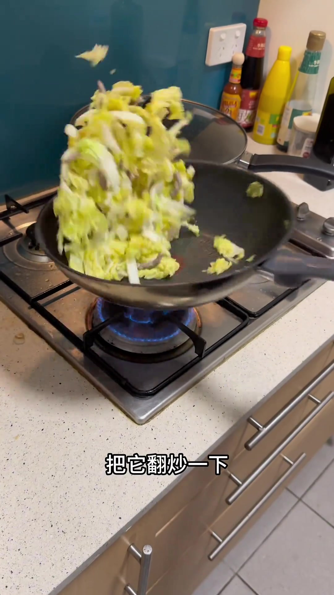 叽叽白菜肉丝年糕配上嘎嘣脆三虾炒粉干真的太顶了