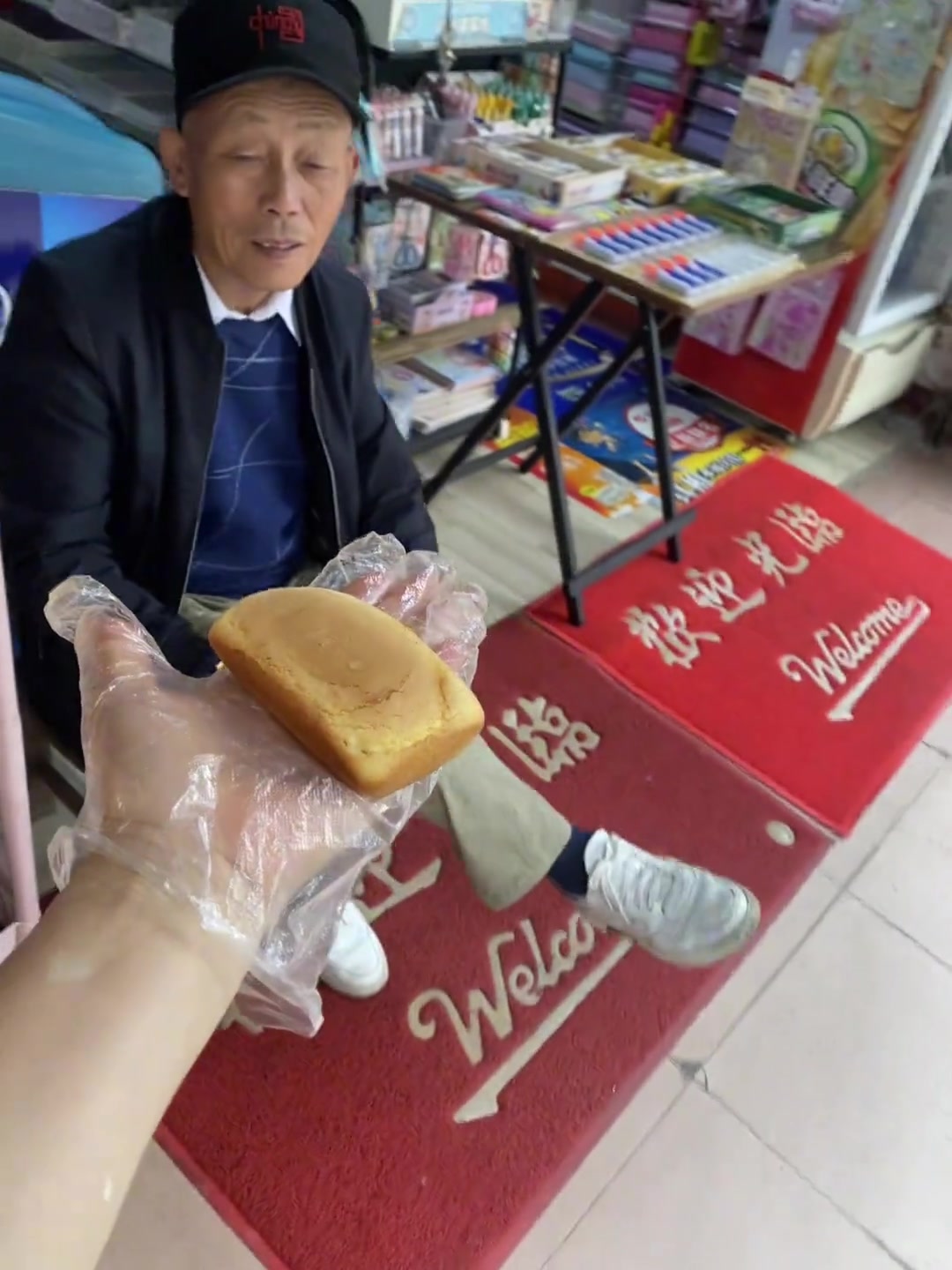 给老爸送粑粑蛋糕吃