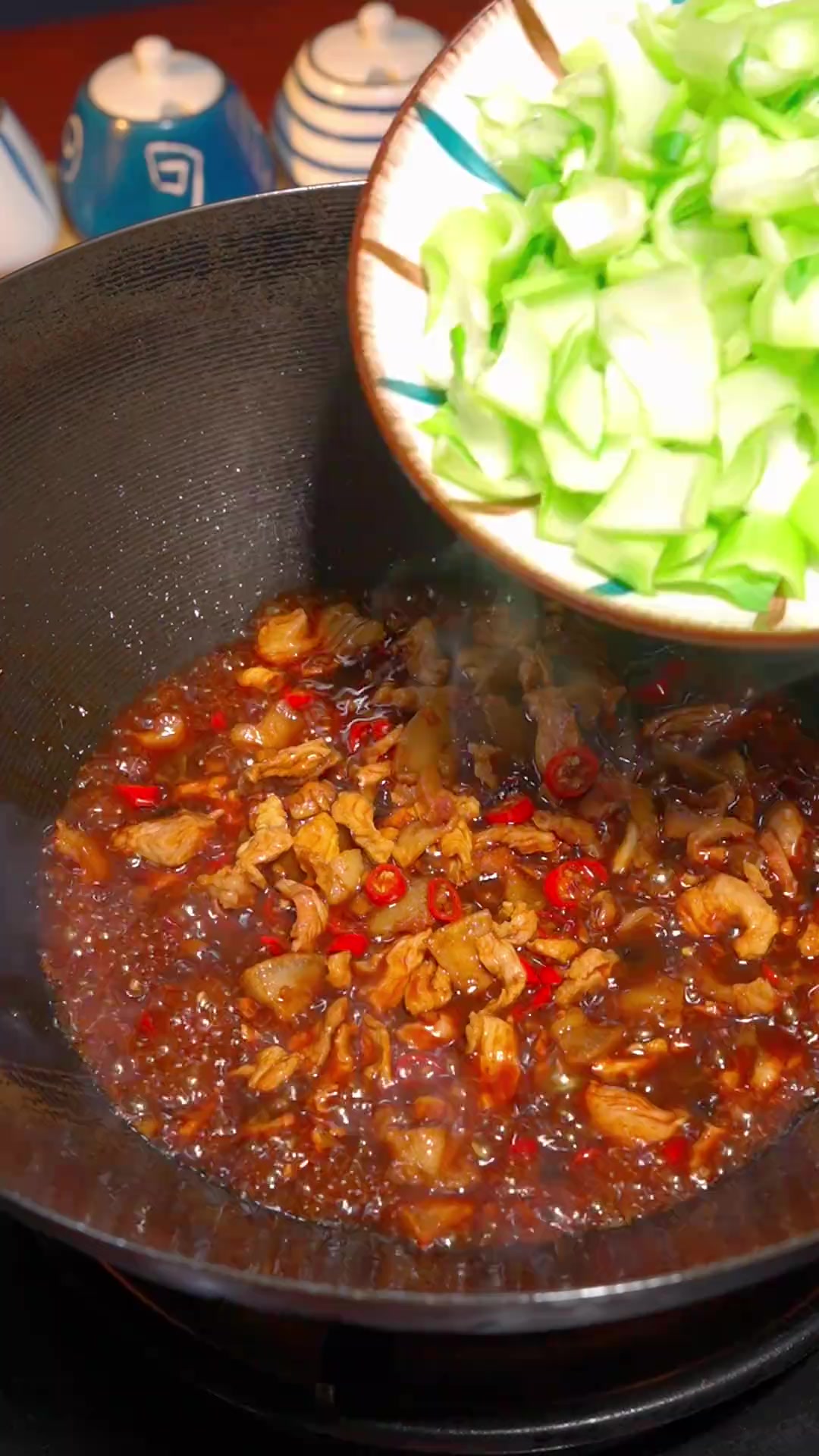 要是吃饭没胃口的时候,试试这个上海青炒肉,又香又下饭