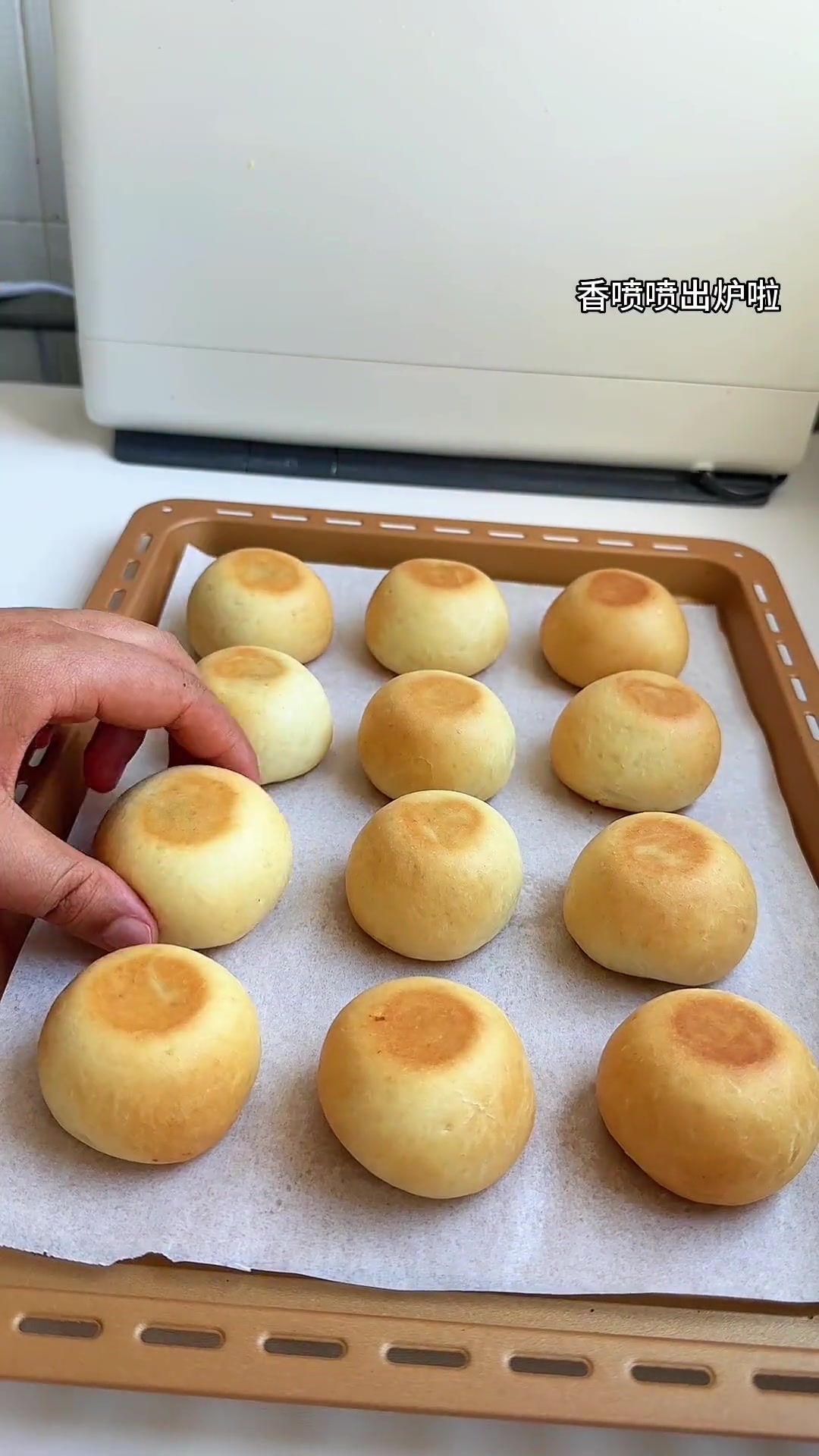 夏天少不了的软皮绿豆饼,皮薄馅大,好吃不腻,自己做的低油低糖,干净卫生,小朋友可喜欢啦