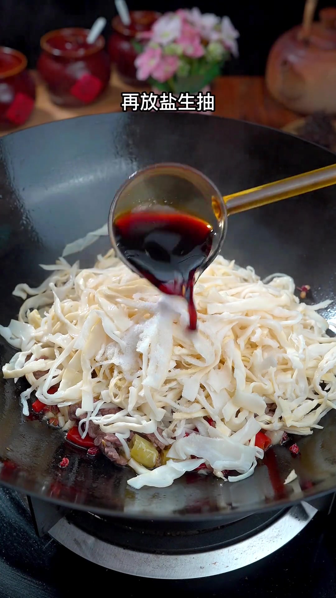 刚学会的泡椒牛肉炒笋超下饭,味道巴适,赶紧分享