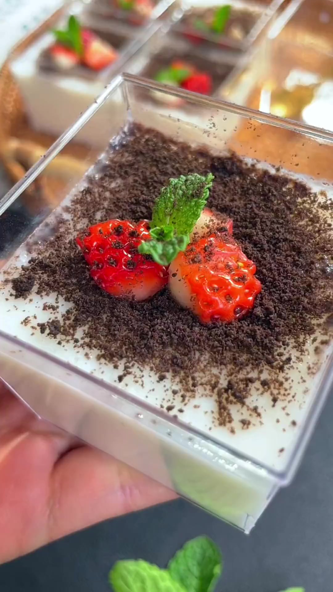 天热孩子放学就能吃!家里有牛奶就能做的草莓奶昔