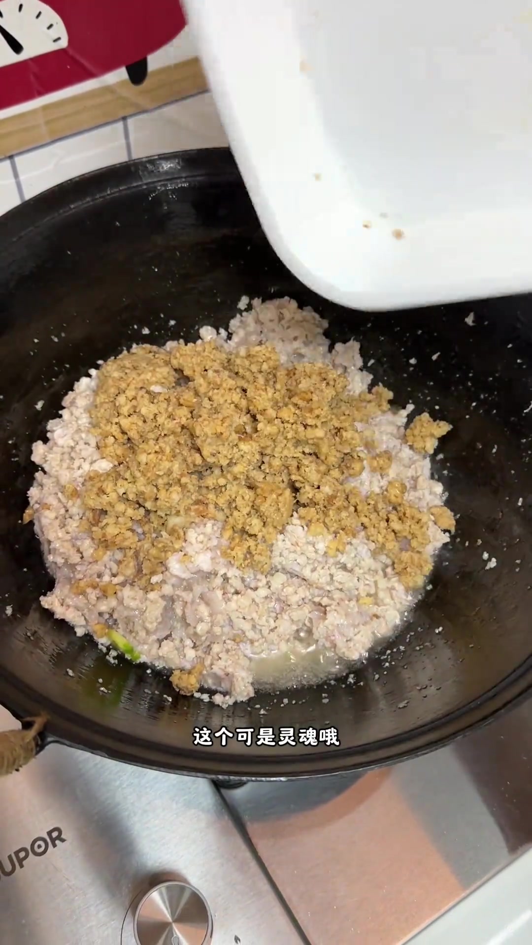 我们常州有个习俗：夏至吃馄饨，冬至腻头团子。今天我家吃的是南瓜藤馅的，配上鲍鱼鸡汤，灵的不