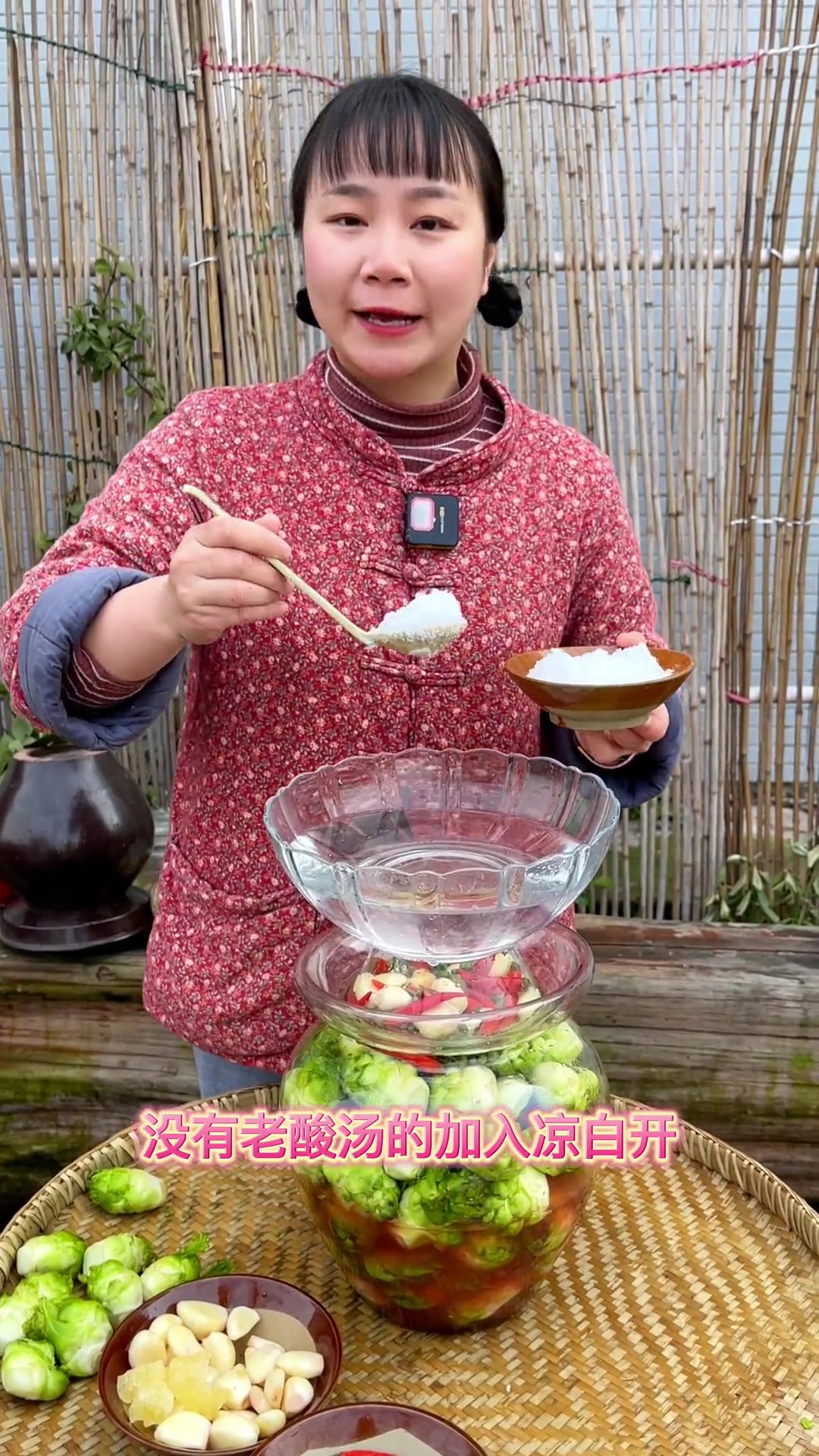 做泡菜很简单，备好蔬菜、坛子等就能做出酸脆泡菜